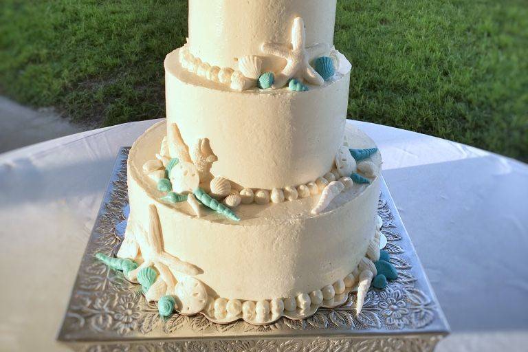 Are you considering a beach themed wedding? This cake featured custom edible shells, coral and seahorses.