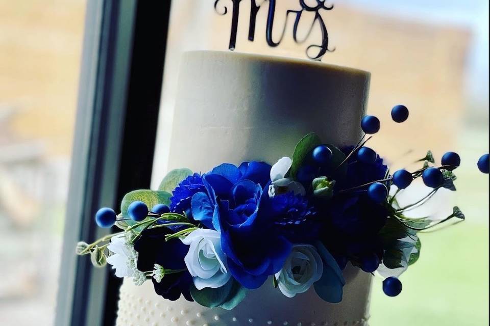 Wedding cake blue flowers