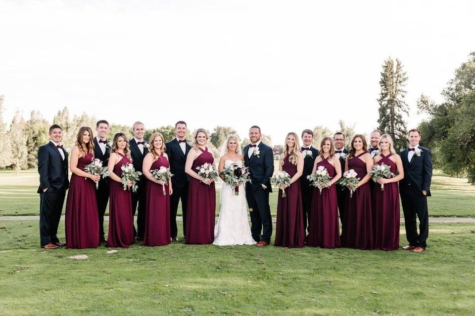 The couple with the bridesmaids and groomsmen