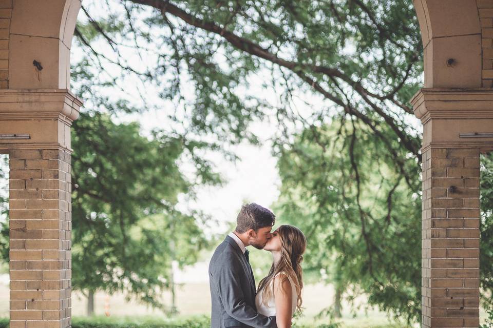 Kiss under the archway