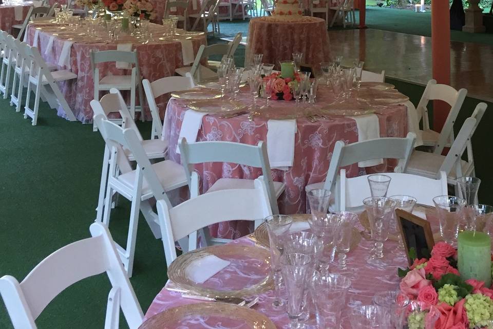 Pink round table setup