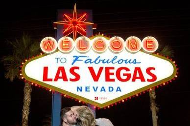 Vegas Sign Kiss