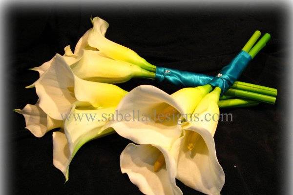 Creamy white calla lily with turquoise ribbon and pearl accents