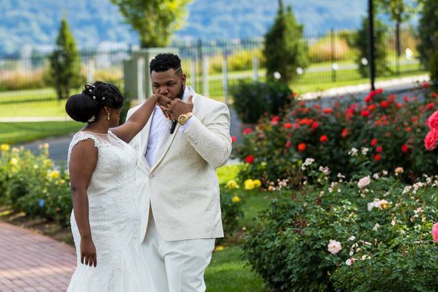 A kiss for the bride