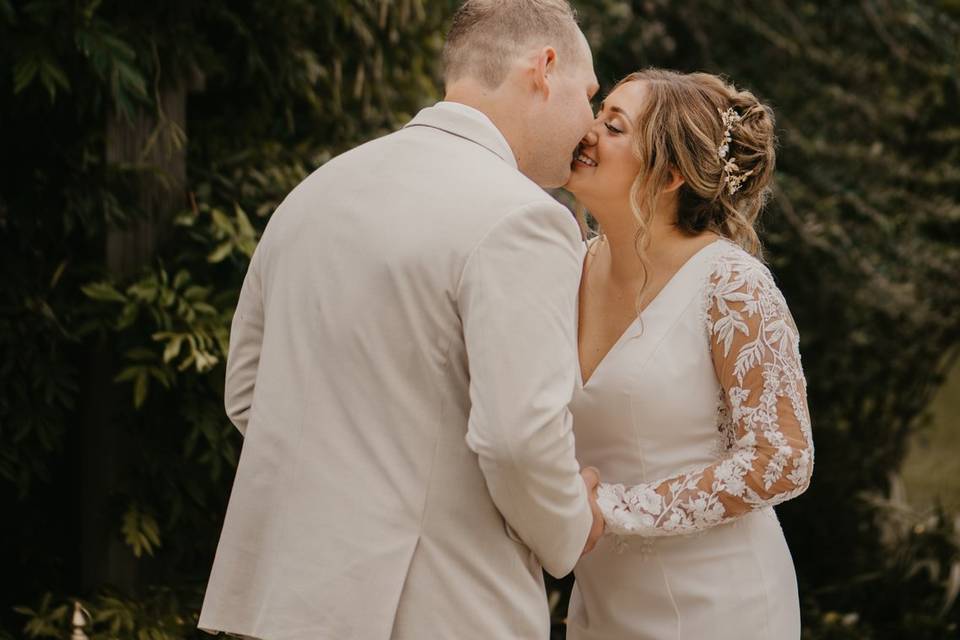 Bridal and groom kiss