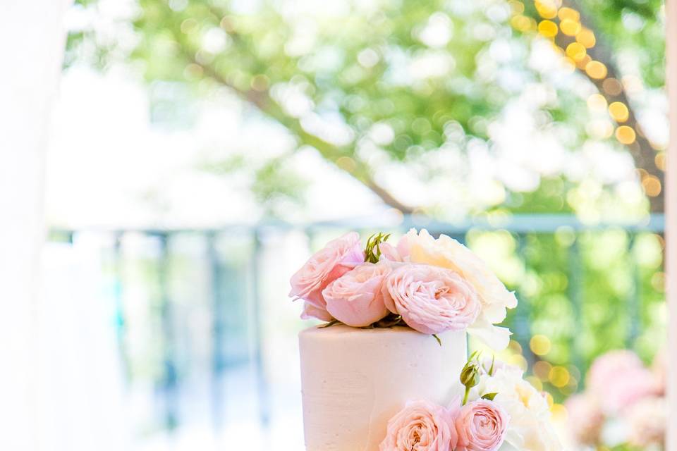 Four-tier wedding cake with flowers