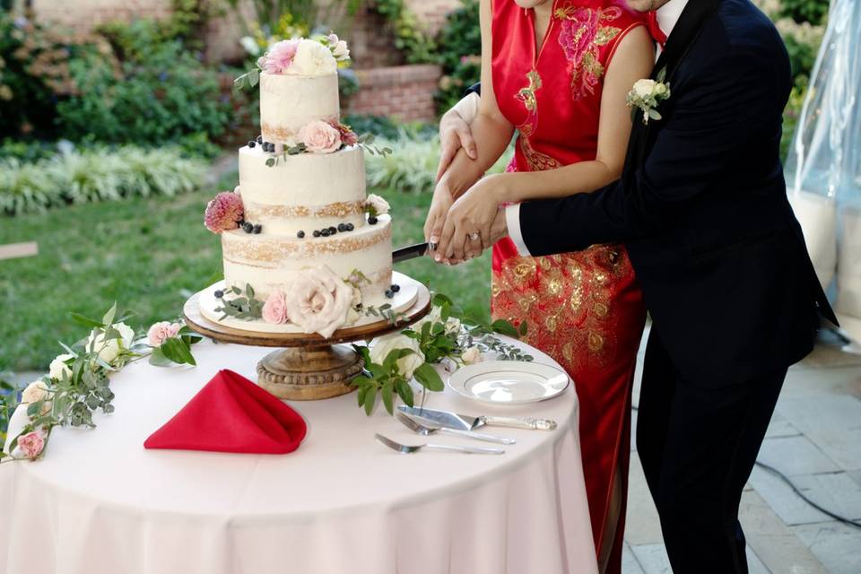 Couple cutting the cake