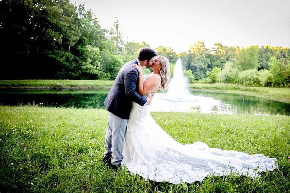 Kiss by the pond