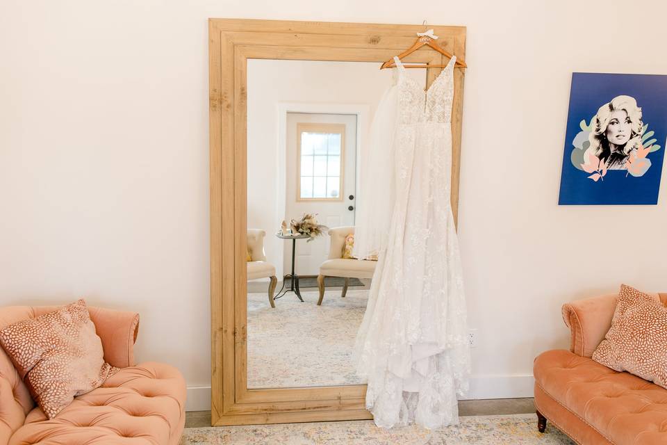 Bridal Suite w/ Dolly