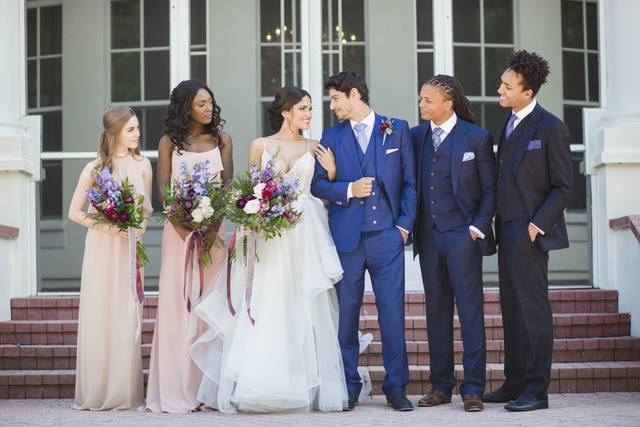 The newlyweds with the bridesmaids and groomsmen