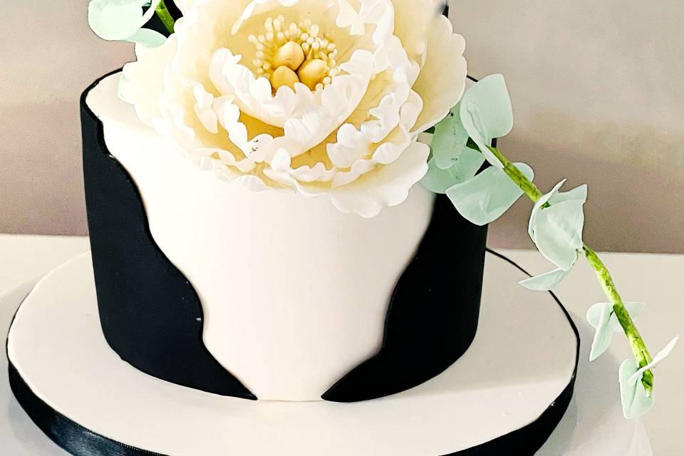 Back and white peony cake