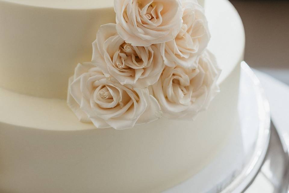 Timeless wedding cake