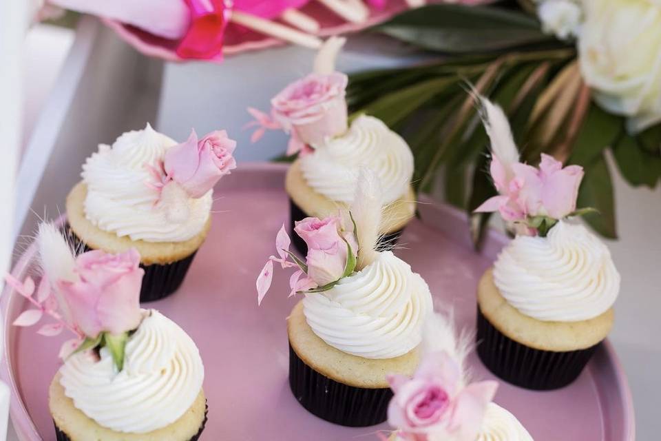 Blushing bride cupcakes