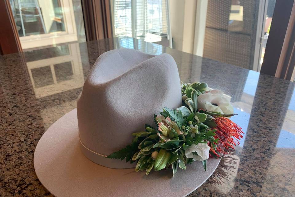 A hat always needs flowers
