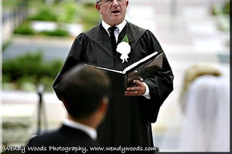 Judge Cass performing an outdoor wedding ceremony at the Historic Courthouse in Stillwater.