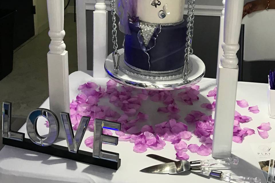 Tabletop cake swing