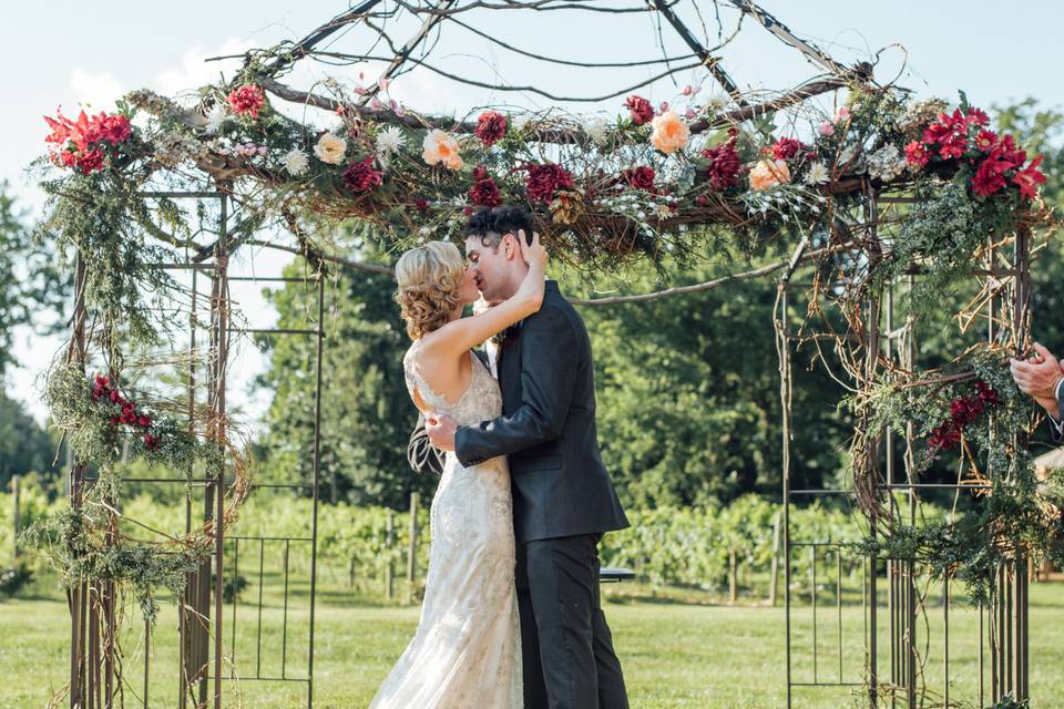 Kiss at the altar