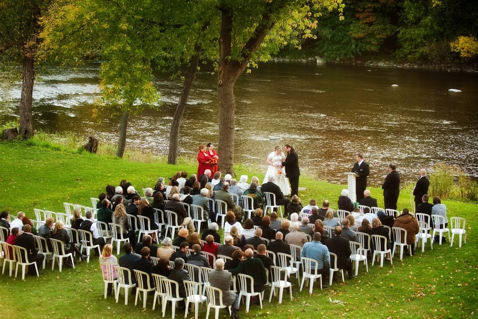 Wedding ceremony at Hubbard Park along the Milwaukee River.