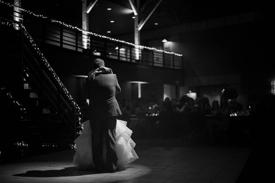 Dramatic lighting first dance