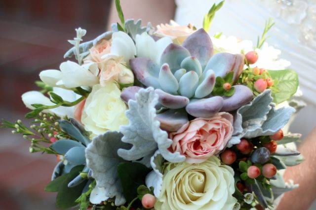 Succulents and roses bouquet