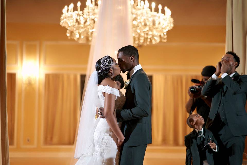 The kiss at the alter