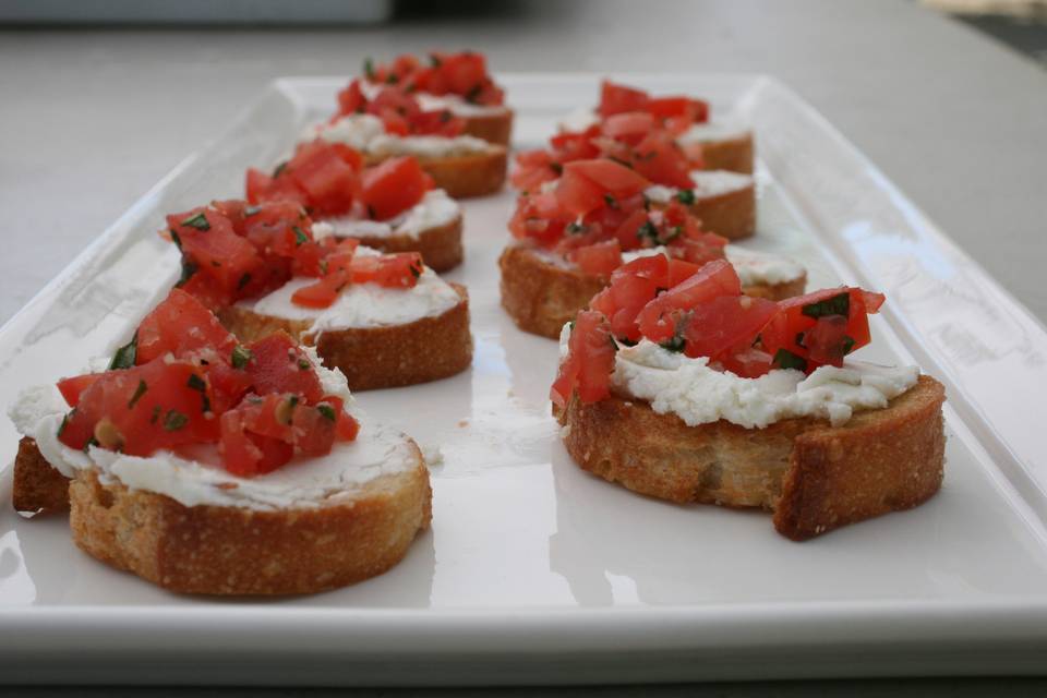 goat heese crostini with tomato and basil