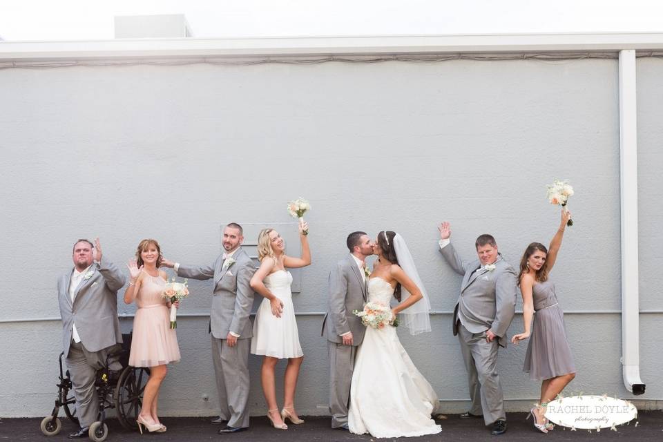 Couple with bridesmaids and groomsmen