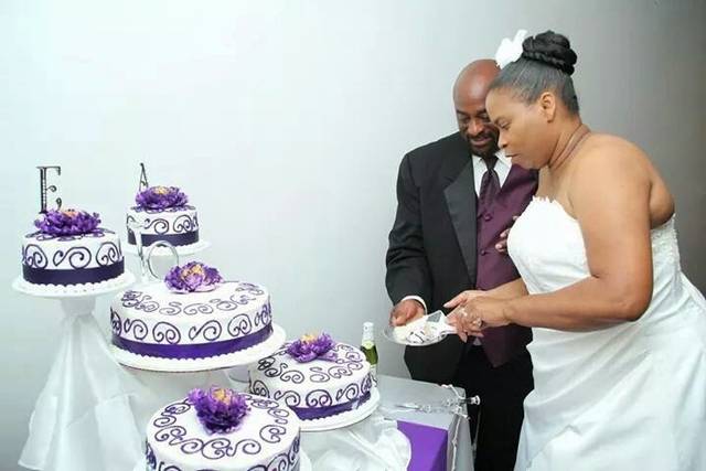 Bride and groom cake cutting