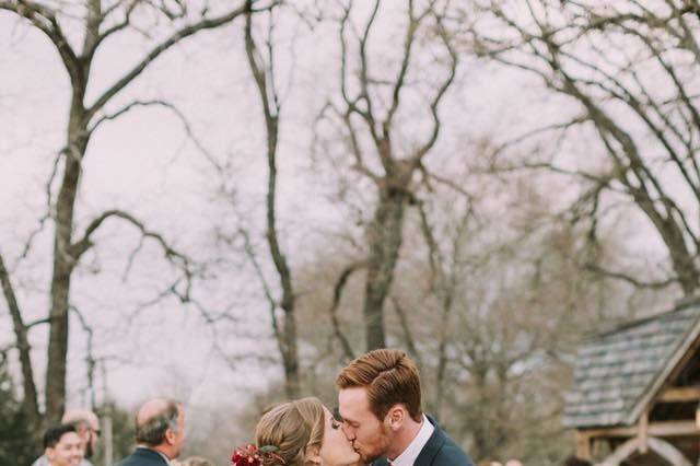 Wedding kisses