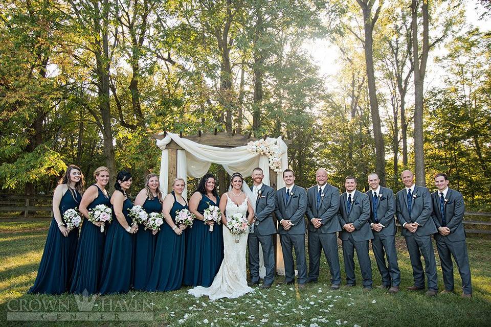 The couple with the bridesmaids and groomsmen​