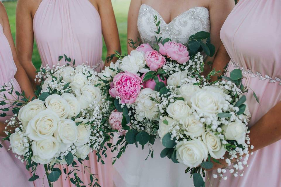 Wedding bouquet toss at Ohio Banquets! 💐#ohiobanquets #banquet