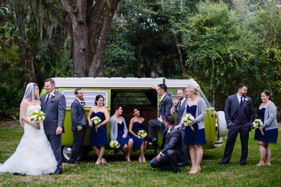 Couple with bridesmaids and groomsmen