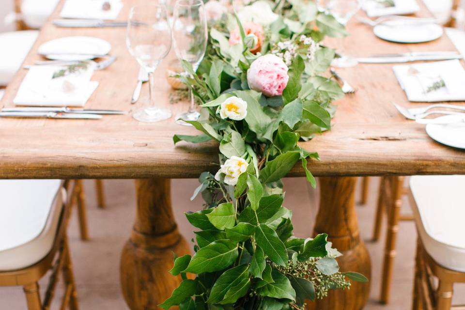 Table setting with centerpiece