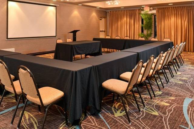 Holiday Inn Express & Suites Dallas South - Desoto