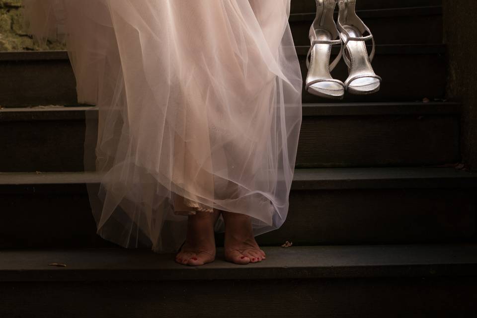 Bride on barefoot