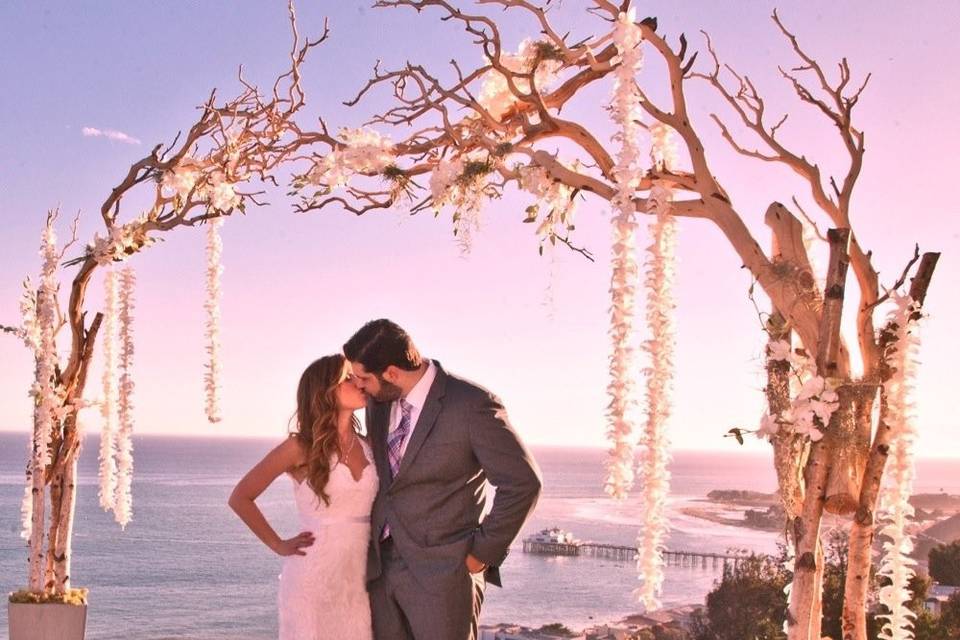 Kiss under the arch