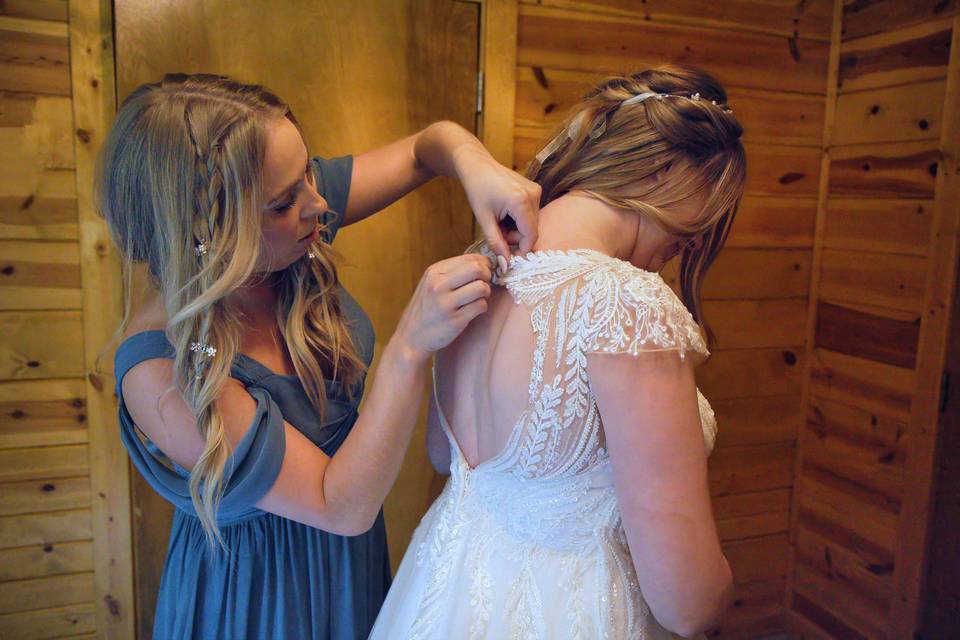 MoH helping Bride get ready