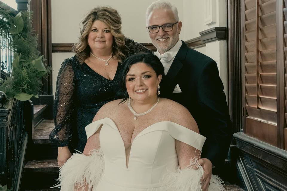 Bride poses with parents