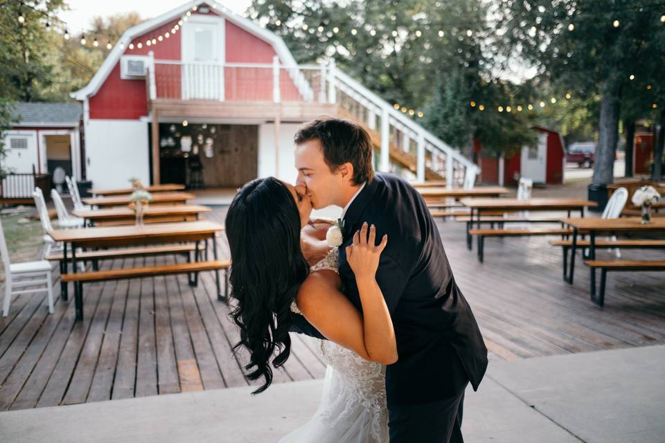 Kiss outside the red bar