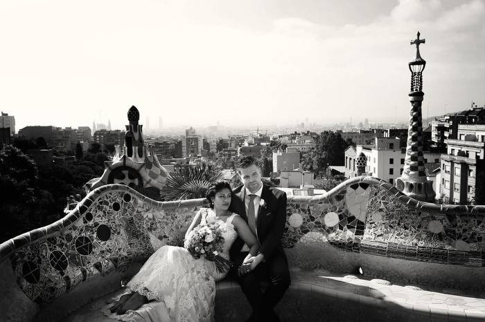 WEDDING PHOTOGRAPHER IN BARCELONAfirst look in parc Güell, barcelona