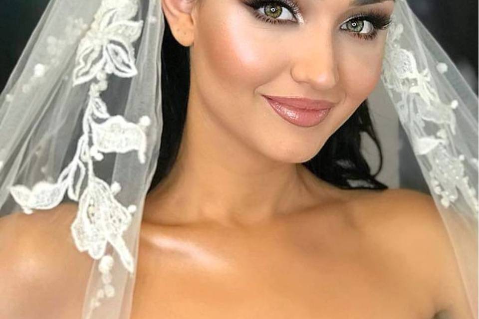 Glowing bridal makeup