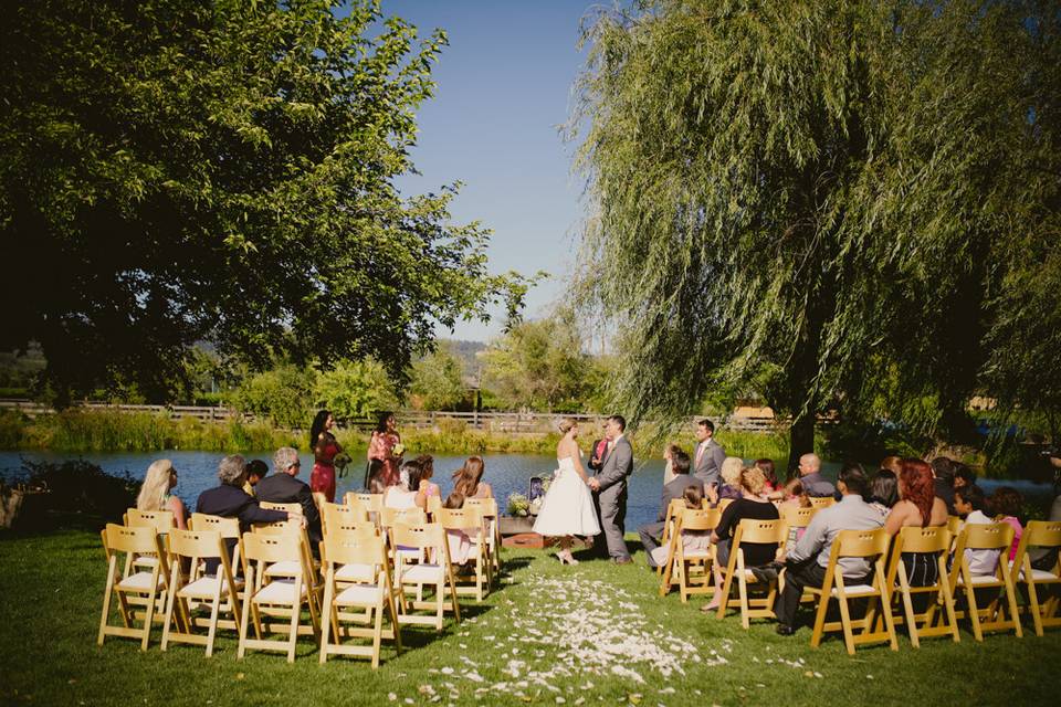 Intimate ceremony in view of the lake