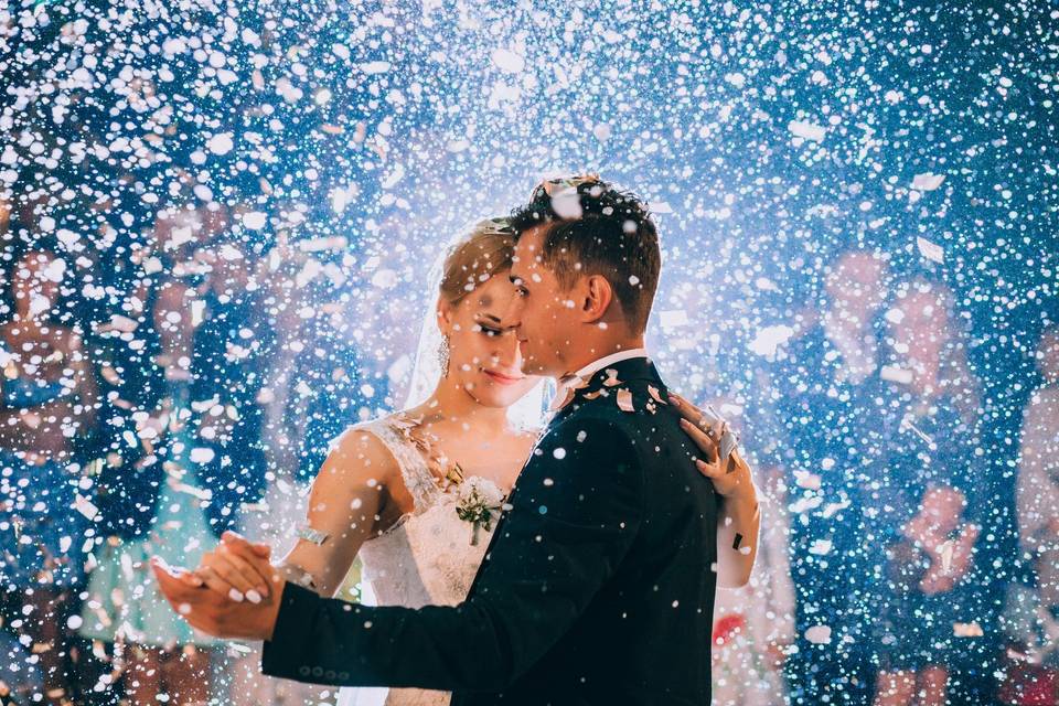 First Dance with the confetti