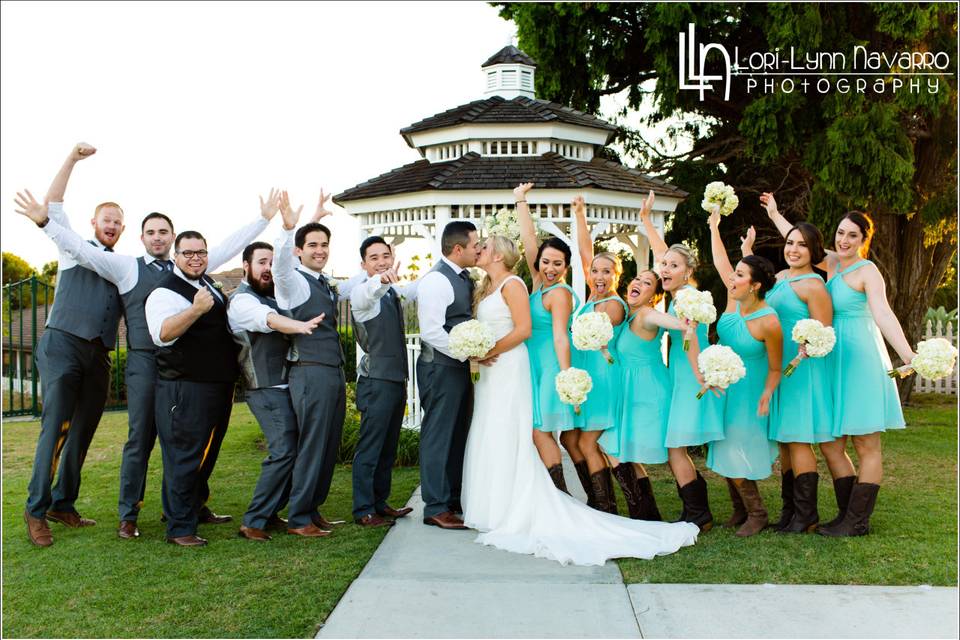 Couple with the bridesmaids and groomsmen