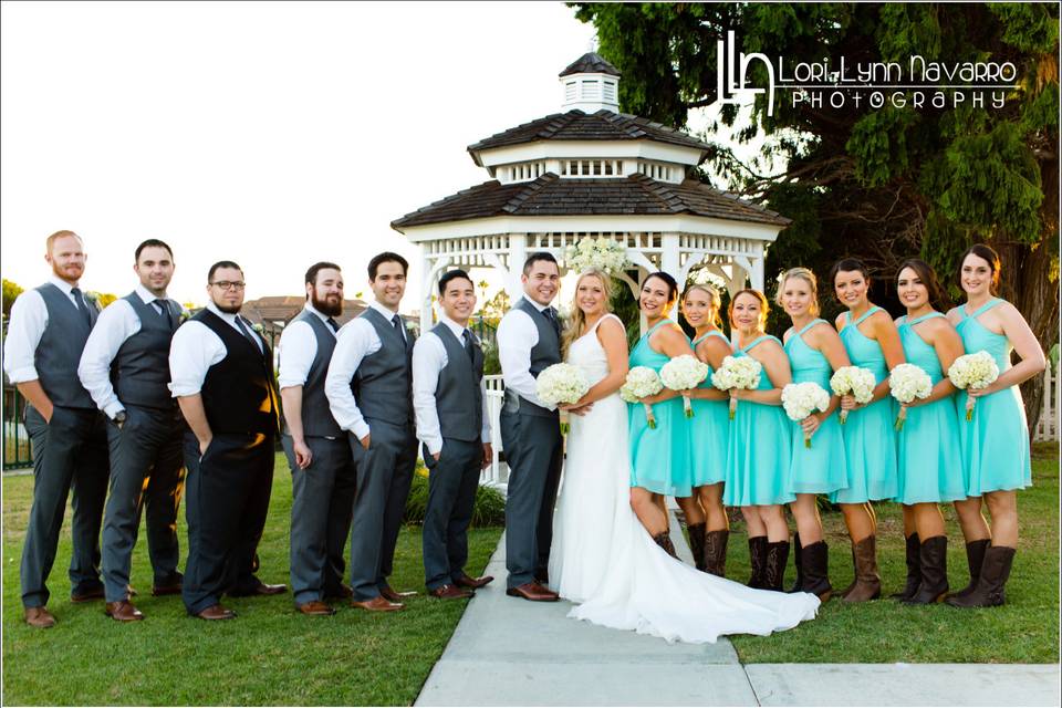 Couple with the bridesmaids and groomsmen