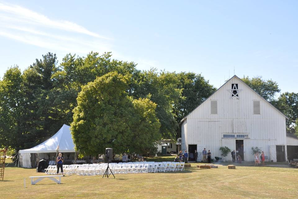 The 6.5 acre property gives the bride and groom many options for setting up their reception in a fashion that meets their needs.