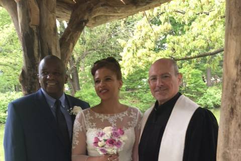 Couple with the officiant