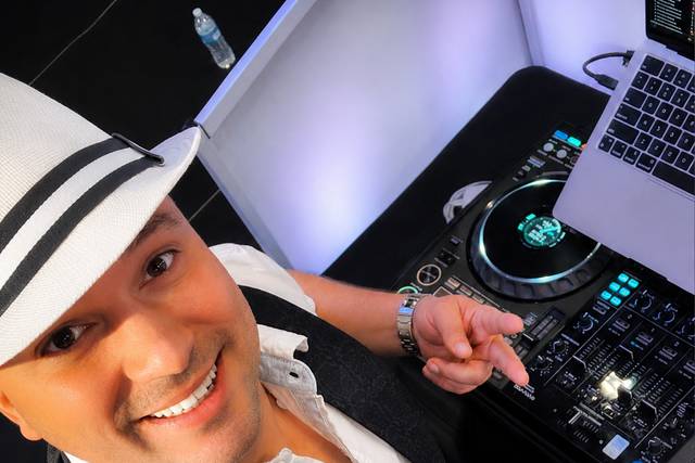 Live mixing/ real DJ skill