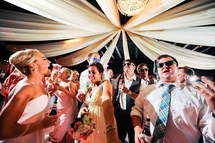 Couple with the guests dancing