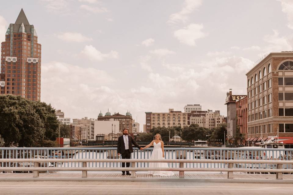 Wedding couple with cityscape